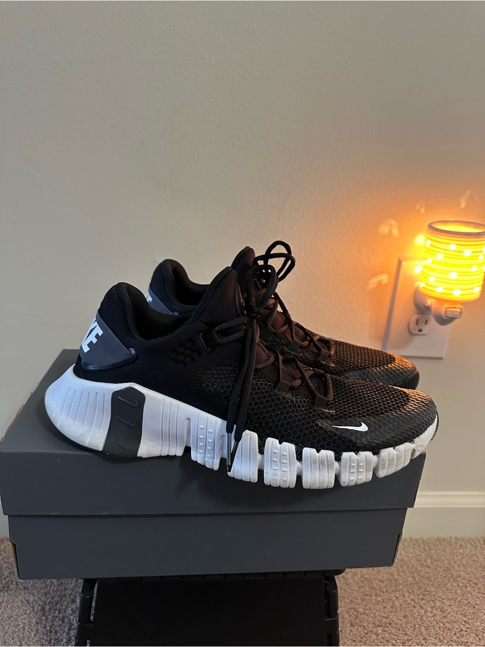Nike Free Metcon 4, Men’s Black/White Flexible Mesh Running Sneakers. Size 10.5